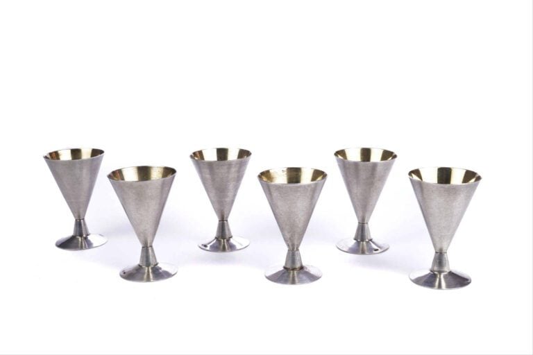 Série de six verres à vodka en argent 916 millièmes, de forme évasée, intérieur…
