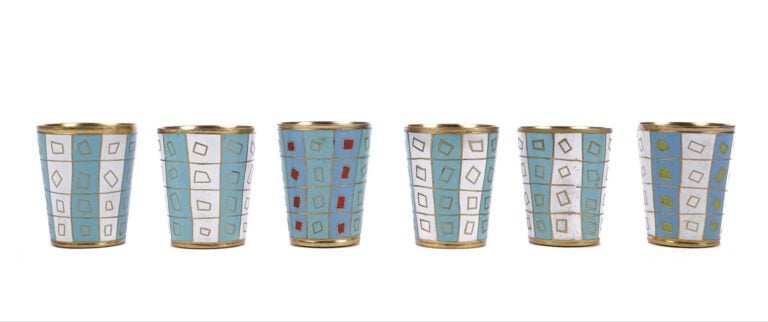 Série de six verres à vodka en métal doré émaillé turquoise et blanc. - Russie,…