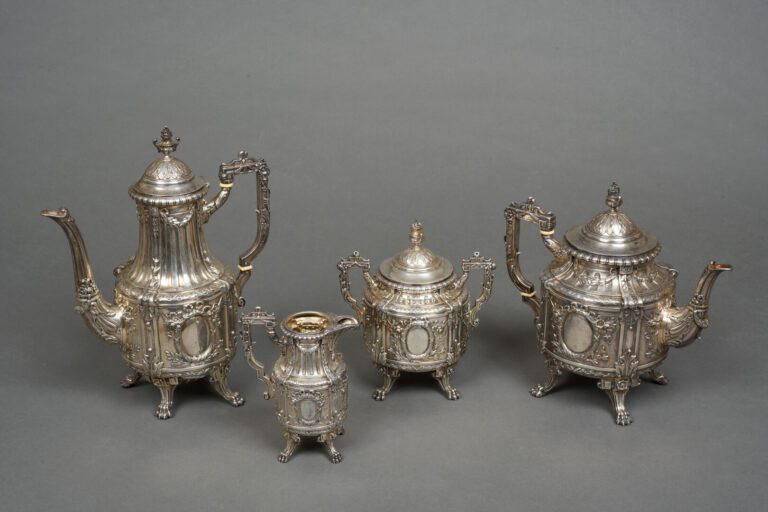 Service à thé café en argent (800) à décor de guirlandes feuillagées, rubans et…