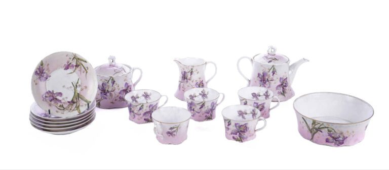 Service à thé en porcelaine comprenant une théière couverte, un sucrier couvert…