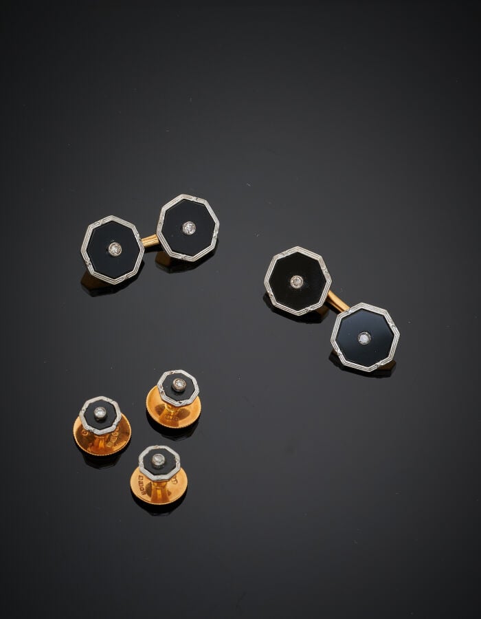 SET de SMOKING composé d'une paire de BOUTONS de MANCHETTES et trois BOUTONS de…