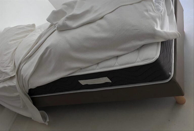 Sommier et matelas. 90 x 200 cm[54]