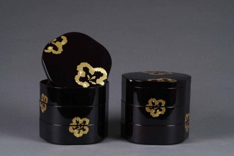 SUITE DE DEUX BOITES EN BENTO COUVERTES EN FORME DE FLEUR DE CERISIER / SAKURA…