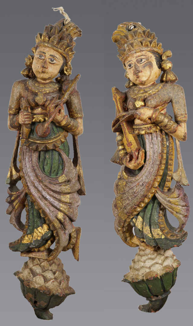 SUITE DE DEUX DEESSES EN BOIS SCULPTE POLYCHROME, (PROBABLEMENT) SARASWATI - In…