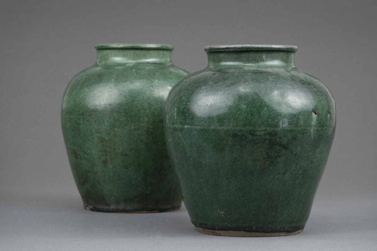 SUITE DE DEUX VASES OVOIDES EN GRES A GLACURE VERTE - Chine, De style Yuan / Mi…