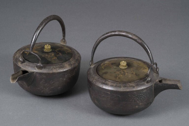 SUITE DE DEUX VERSEUSES A SAKE EN FONTE DE FER - Japon, Epoque XXe siècle - Tou…