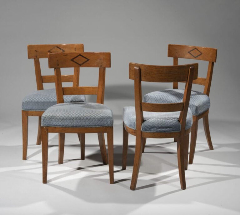 Suite de quatre chaises en bois naturel à dossier bandeau incrusté d'un losange…