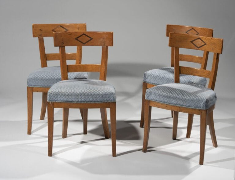 Suite de quatre chaises en bois naturel à dossier bandeau incrusté d'un losange…