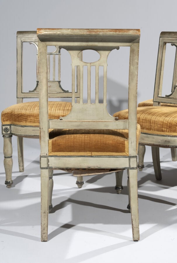 Suite de six chaises en bois mouluré, sculpté, laqué crème et rechampi gris ; l…