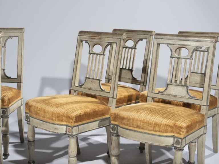 Suite de six chaises en bois mouluré, sculpté, laqué crème et rechampi gris ; l…