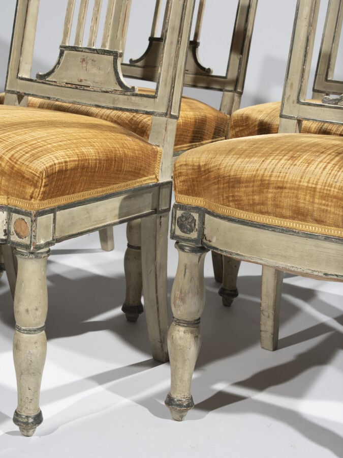Suite de six chaises en bois mouluré, sculpté, laqué crème et rechampi gris ; l…