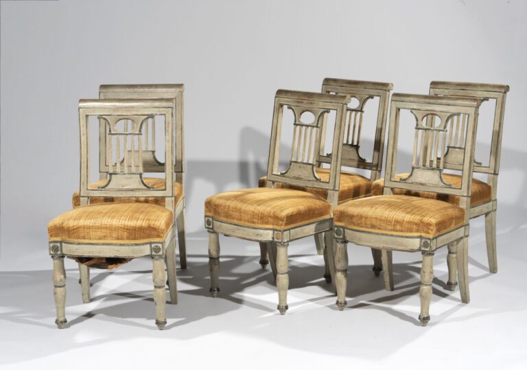Suite de six chaises en bois mouluré, sculpté, laqué crème et rechampi gris ; l…