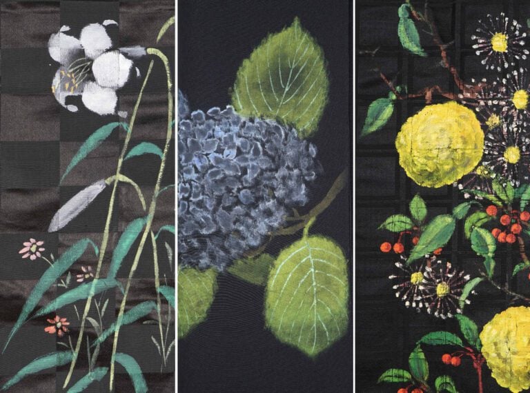 SUITE DE TROIS CEINTURES DE KIMONO EN TISSU NOIR A DECOR GOUACHE DE FLEURS, OBI…