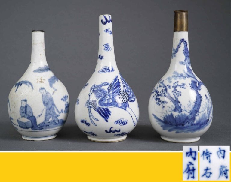 SUITE DE TROIS VASES PIRIFORMES EN PORCELAINE BLEU BLANC - Chine et Vietnam / I…