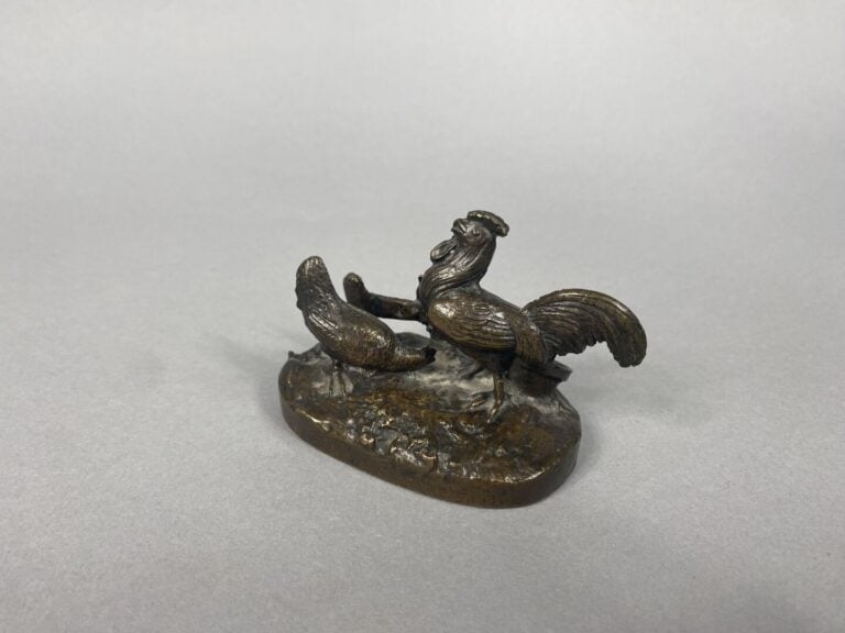 Sujet en bronze patiné représentant un coq et une poule sur un tertre - H : 6 c…