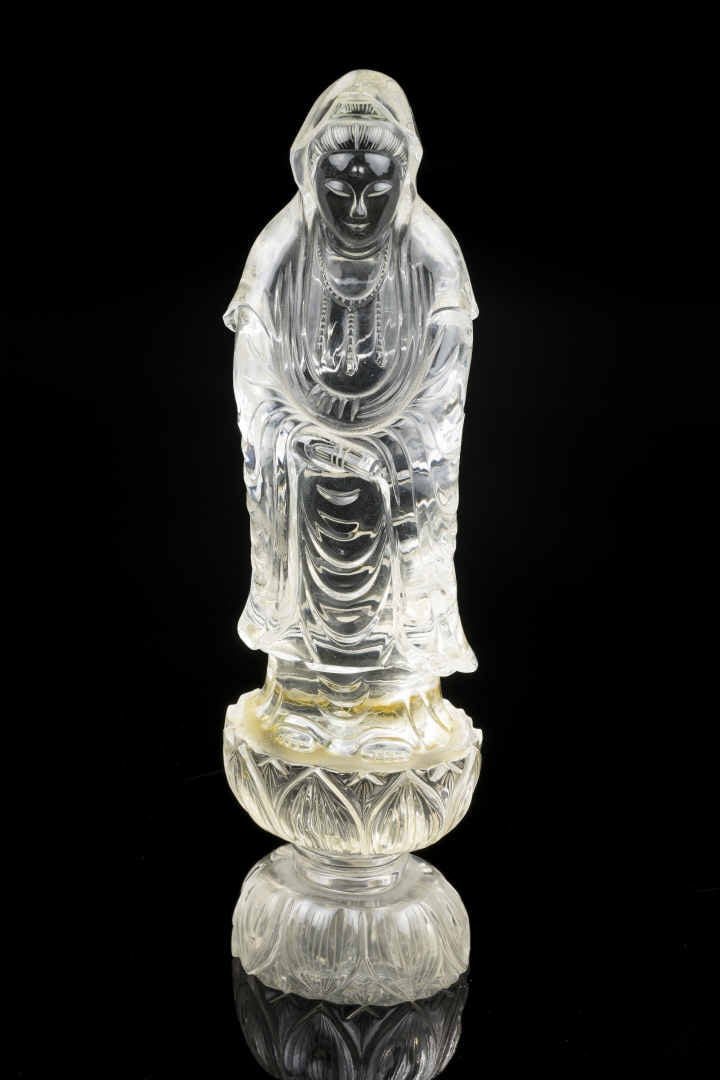 SUJET EN CRISTAL DE ROCHE SCULPTE A L'EFFIGIE DE LA DEESSE DE LA COMPASSION, GU…