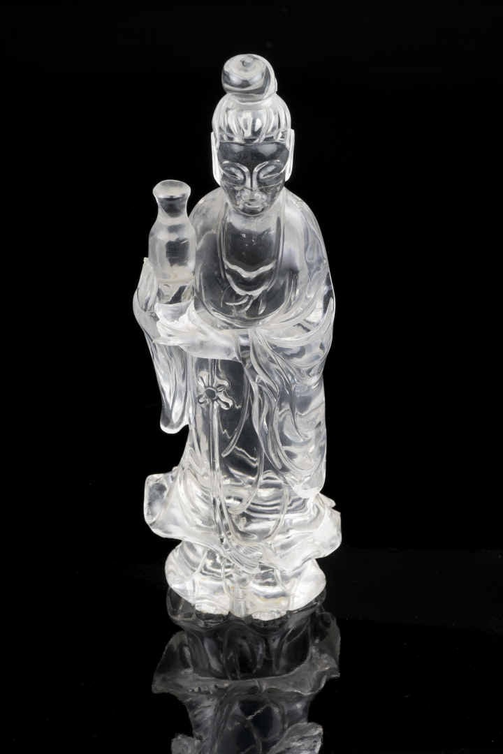 SUJET EN CRISTAL DE ROCHE SCULPTE A L'EFFIGIE DE LA DEESSE DE LA COMPASSION, GU…