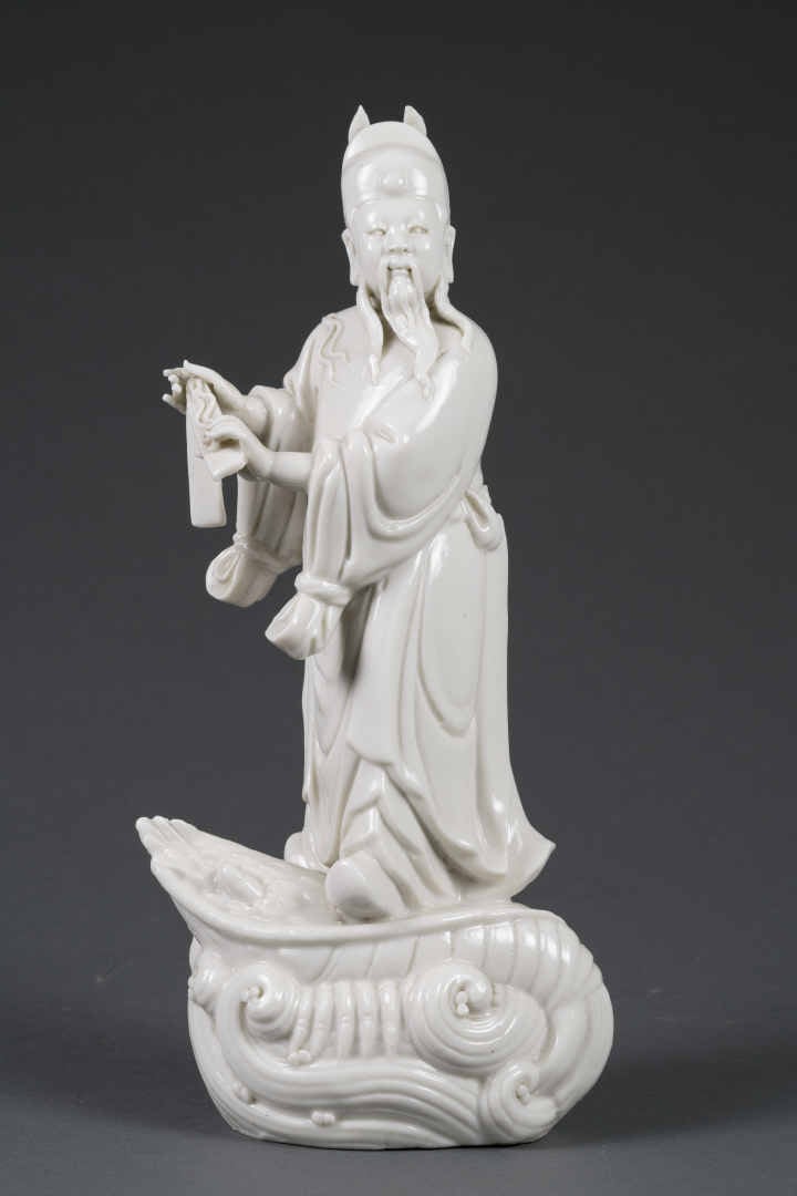 SUJET EN PORCELAINE EMAILLEE "BLANC DE CHINE" MOULEE A L'EFFIGIE DE L'IMMORTEL…