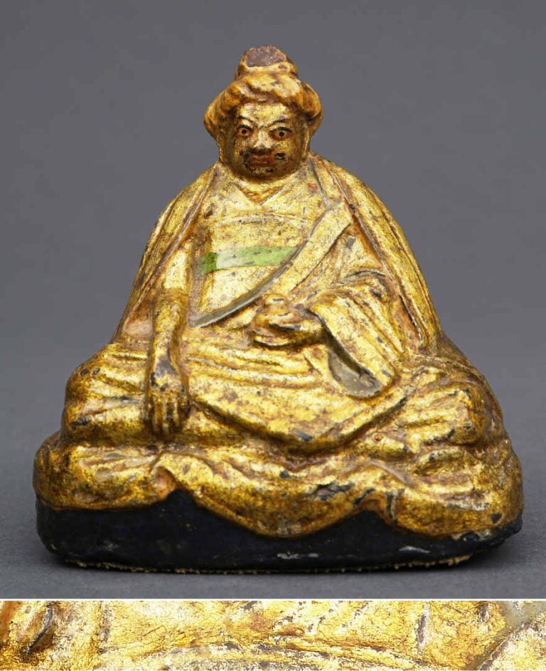 SUJET EN TERRE-CUITE POLYCHROMEE MOULEE A L'EFFIGIE D'UN LAMA, PROBABLE TSA TSA…
