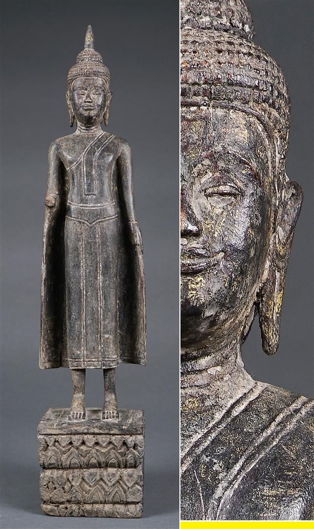 SUJET MONOXYLE SCULPTE A L'EFFIGIE D'UN BOUDDHA DEBOUT - De style cambodgien -…