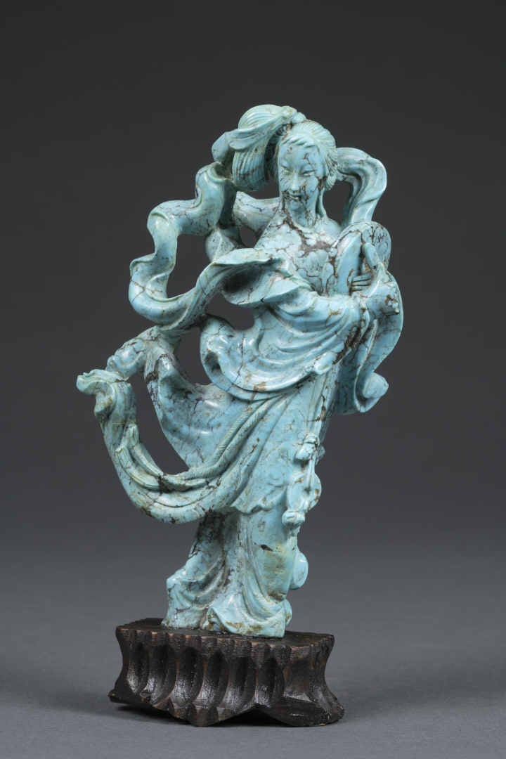 SUJET (PEUT ETRE) EN TURQUOISE SCULPTEE A L'EFFIGIE D'UNE JEUNE FILLE AU TAMBOU…