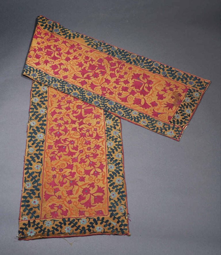 SUZANI - Broderie à décor polychrome de rinceaux de fleurs sur fond camel, la d…