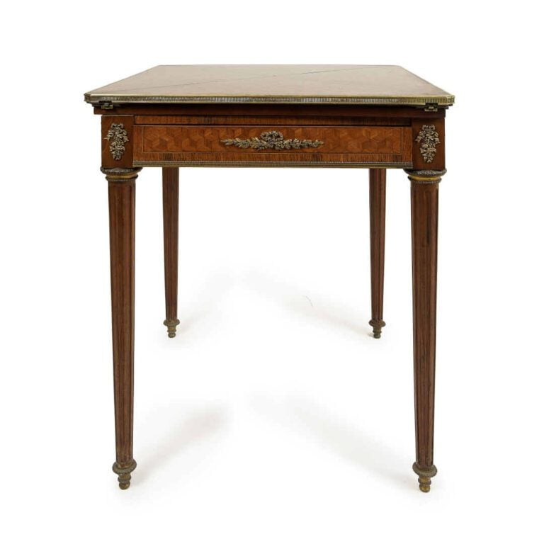 Table à jeux quadrangulaire en acajou, placage d'acajou et marqueterie à motif…