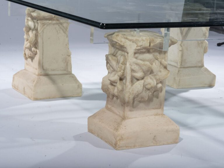 Table basse moderne constituée d'une plaque de verre et de quatre pieds en rési…