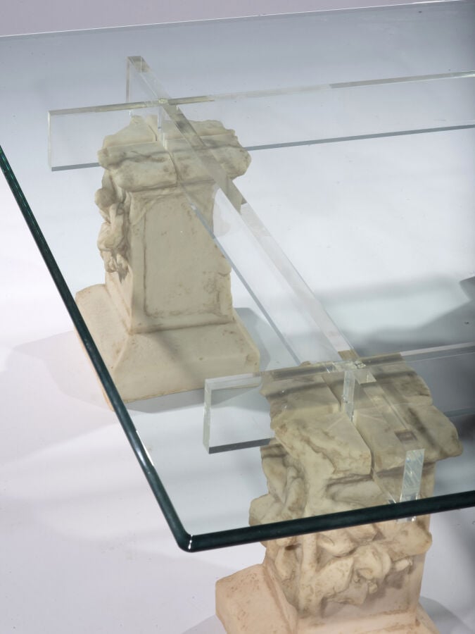 Table basse moderne constituée d'une plaque de verre et de quatre pieds en rési…