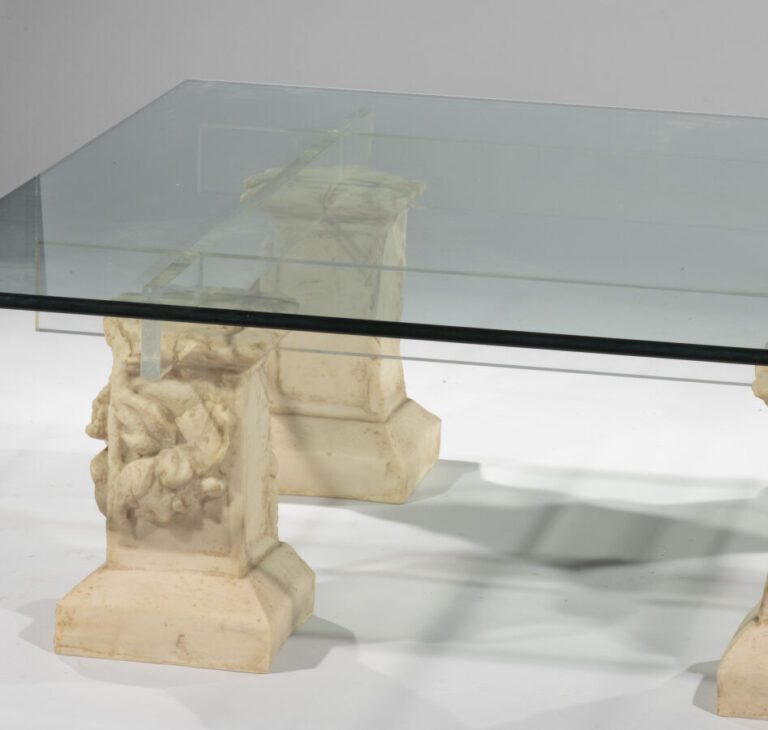 Table basse moderne constituée d'une plaque de verre et de quatre pieds en rési…