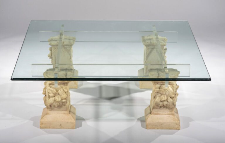 Table basse moderne constituée d'une plaque de verre et de quatre pieds en rési…