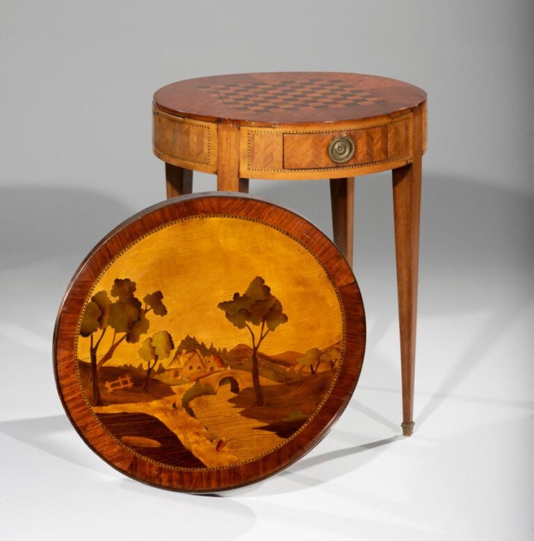 Table bouillotte en bois de placage marqueté à deux tiroirs et deux tirettes. P…