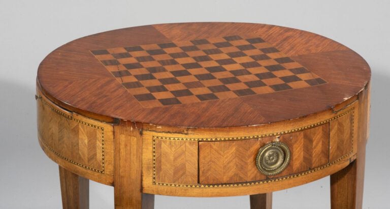 Table bouillotte en bois de placage marqueté à deux tiroirs et deux tirettes. P…