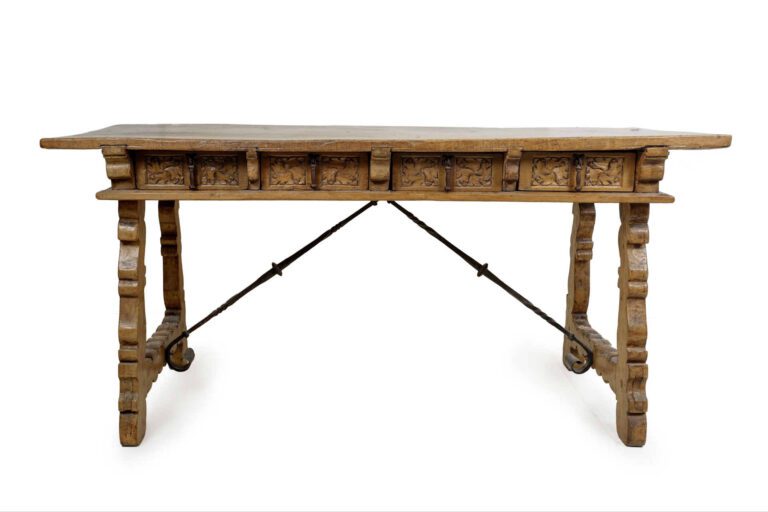 Table rectangulaire en bois naturel mouluré et sculpté. Elle ouvre en ceinture…