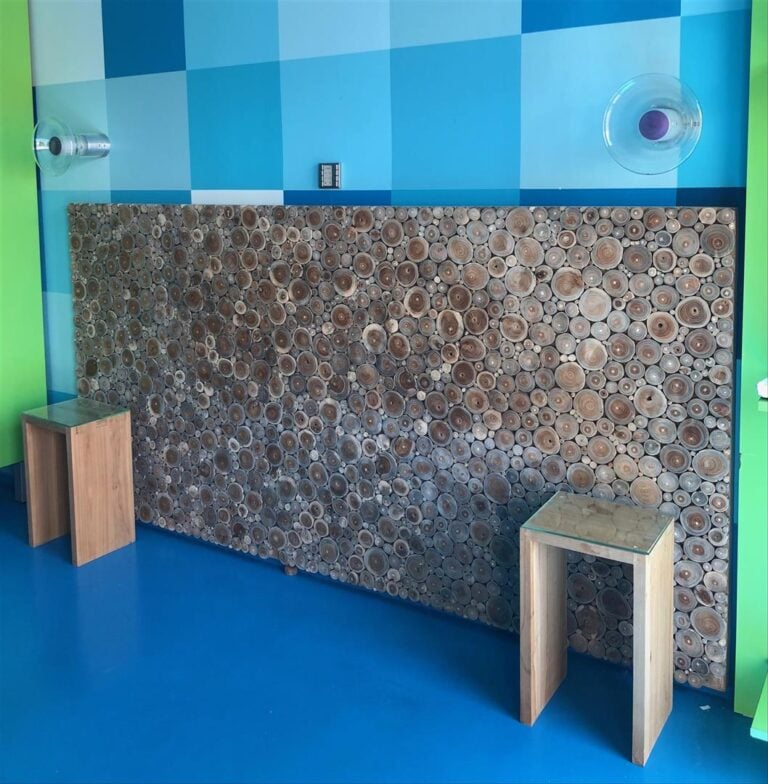 Tête de lit à décor de rondins de bois. 122 x 243 cm[52]