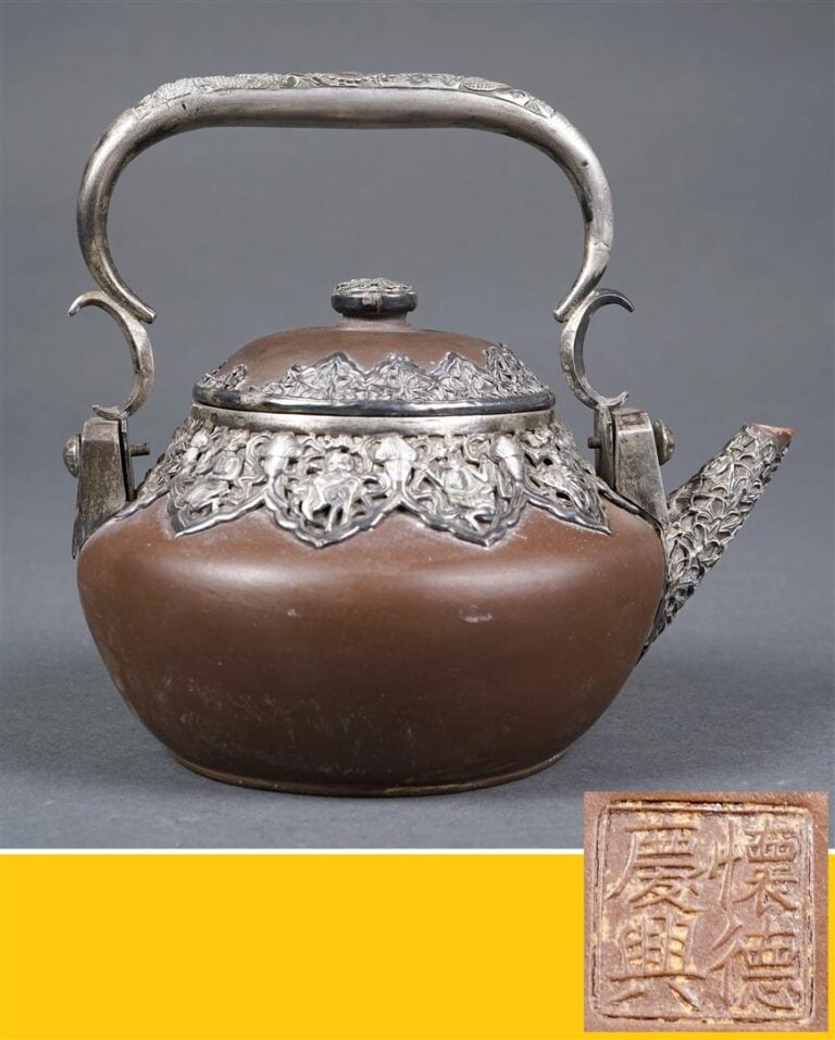 THEIERE COUVERTE EN GRES DE YIXING A MONTURE D'ARGENT - Chine, Epoque XXe siècl…