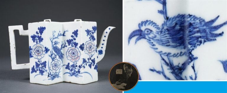 THEIERE DOUBLE EN FORME DE LOSANGE EN PORCELAINE A DECOR EMAILLE BLEU COBALT ET…