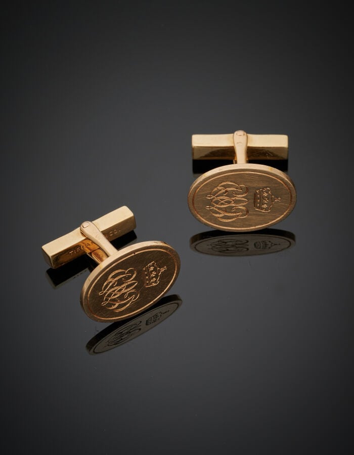 TIFFANY - Paire de BOUTONS de MANCHETTES ovales en or jaune (585‰) 14 carats, c…