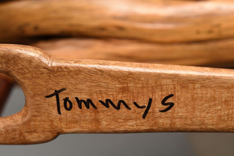 Tommy SIMPSON (1939) - Table d'appoint modèle "Bonhomie" en noyer et bois exoti…