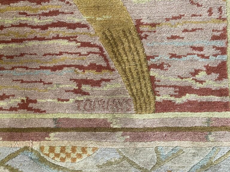 Tommy SIMPSON (1939) - Tapis en laine rase à décor de motifs floraux stylisés e…