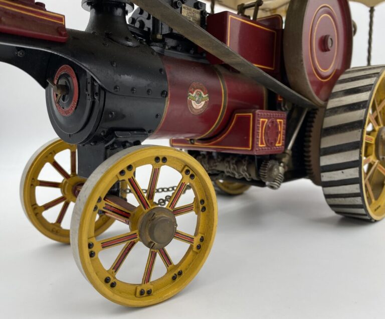 Tracteur routier modèle 1906 « Transport amusement of tour» à vapeur vive en fo…