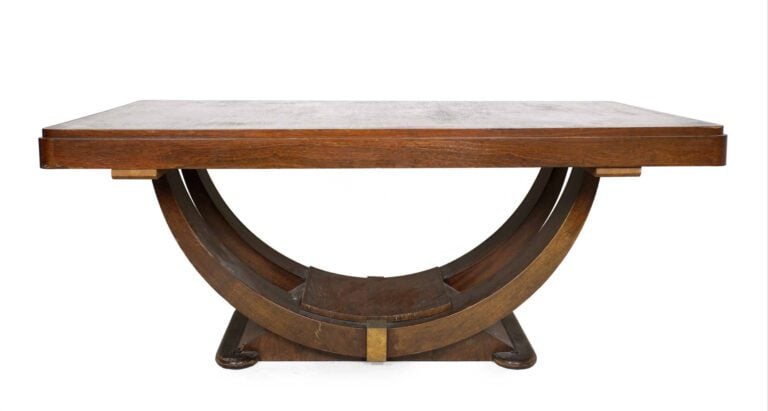 TRAVAIL ART DECO - Ensemble comprenant une table et cinq chaises. Table de form…
