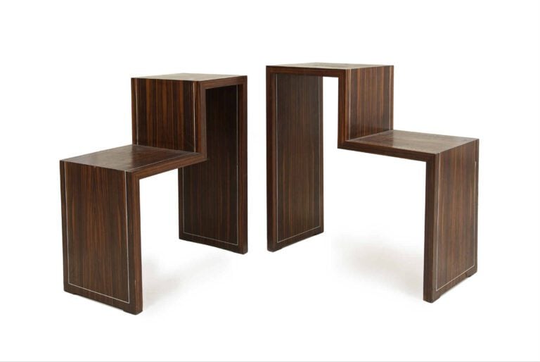 TRAVAIL ART DECO - Ensemble de deux chevets à gradins en bois de placage et fil…