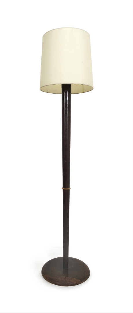 TRAVAIL DE STYLE ART DECO - Lampadaire en bois foncé de forme fuseau avec annea…