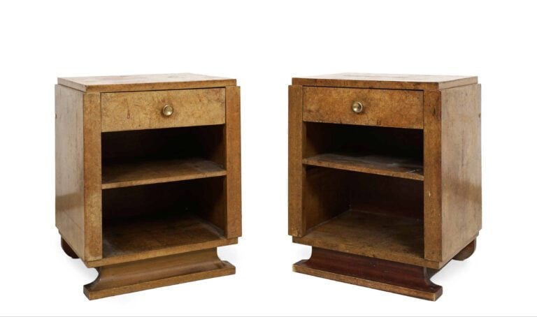TRAVAIL DE STYLE ART DECO - Paire de chevets en bois de placage composés d'un t…