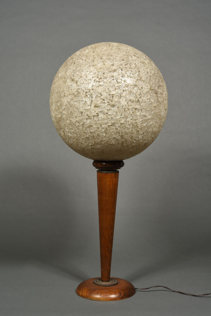 Travail français, XXe siècle - Lampe en bois teinté à fût cônique sur base circ…