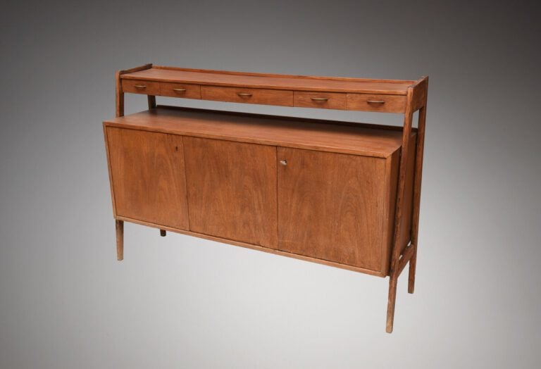 Travail Scandinave, 1960 - Buffet à large caisson rectangulaire ouvrant par tro…