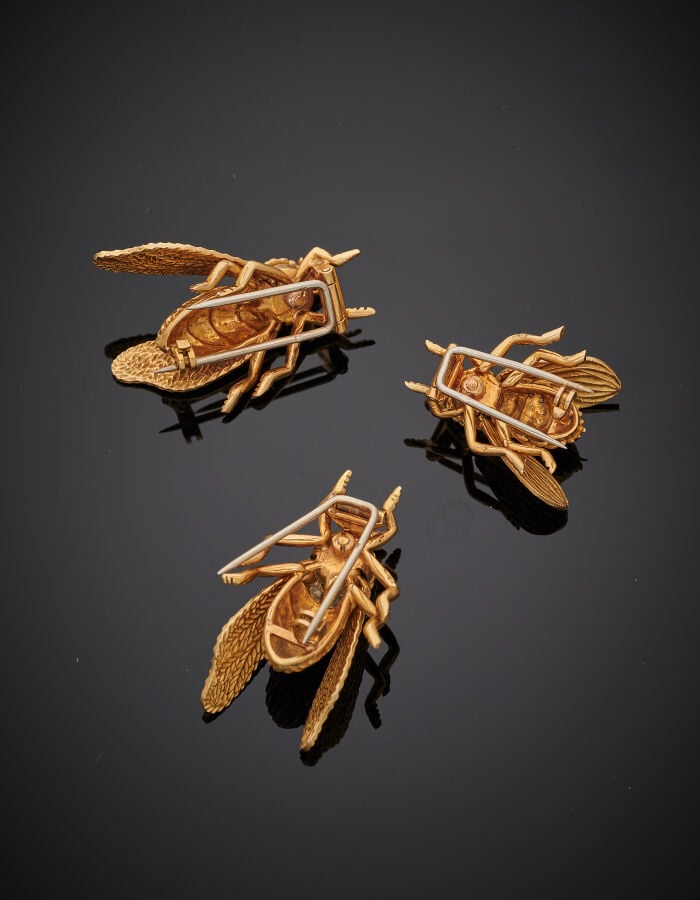 Trois CLIPS de REVERS « abeilles » en or jaune (750‰) sculpté et ciselé, les ye…