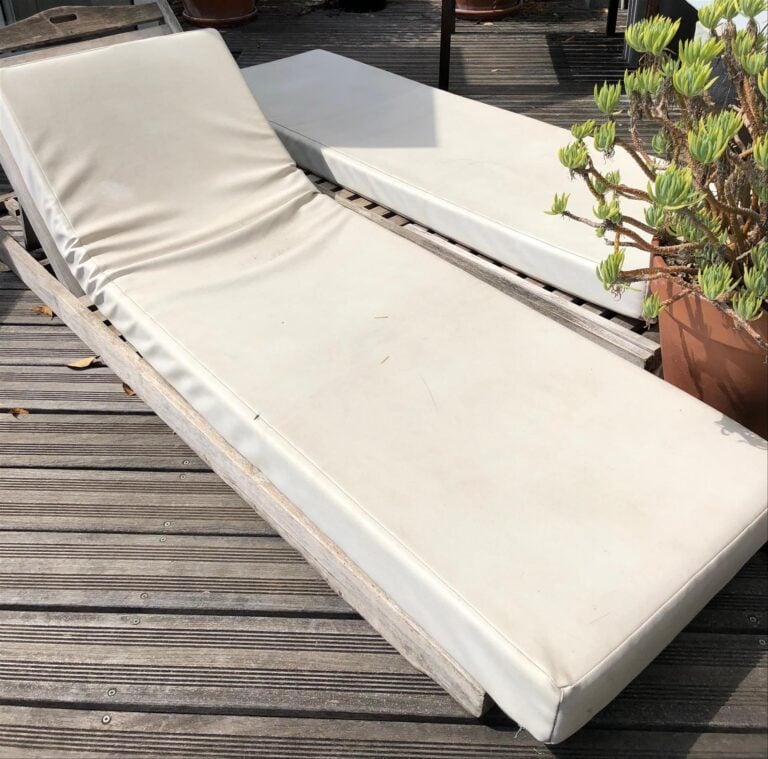 Trois transats en bois avec matelas en skaï blanc. Etat d'usage. [terrasse 47]+…