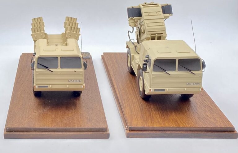 Trois véhicules militaires blindés (échelle au 43e) en résine et métal peints.…